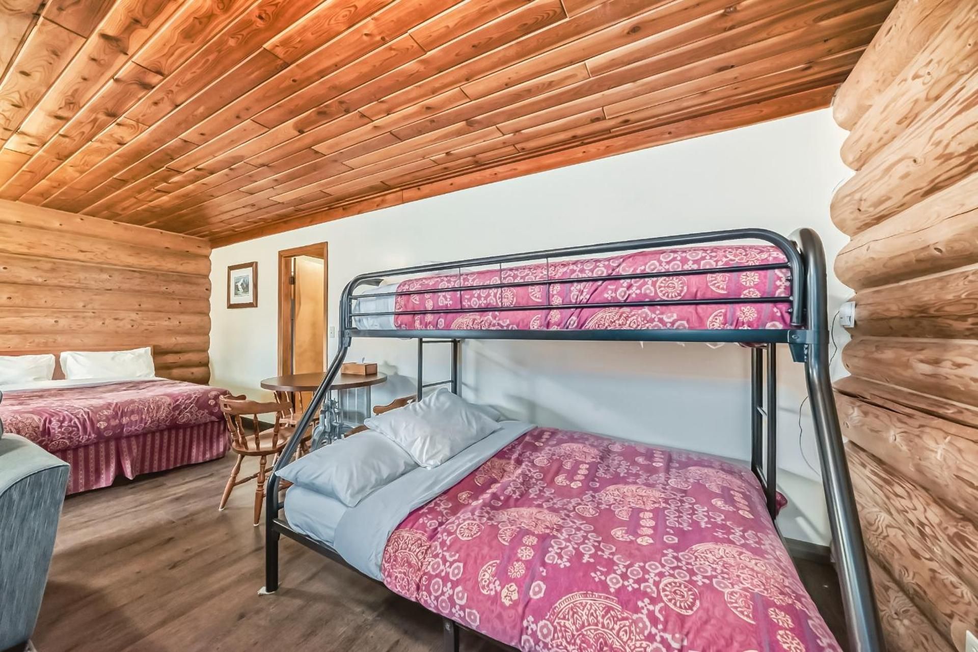 Family Suite Cabin - Pet Friendly and No Kitchen