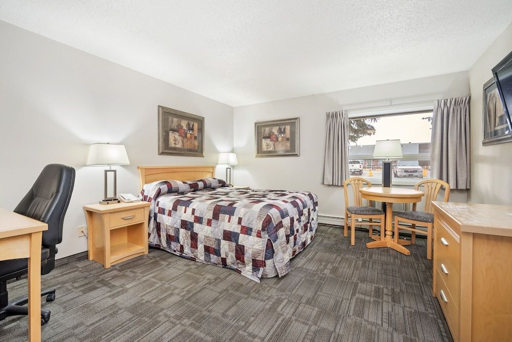 Guest House Inn & Suites Deluxe Room, 1 Queen Bed