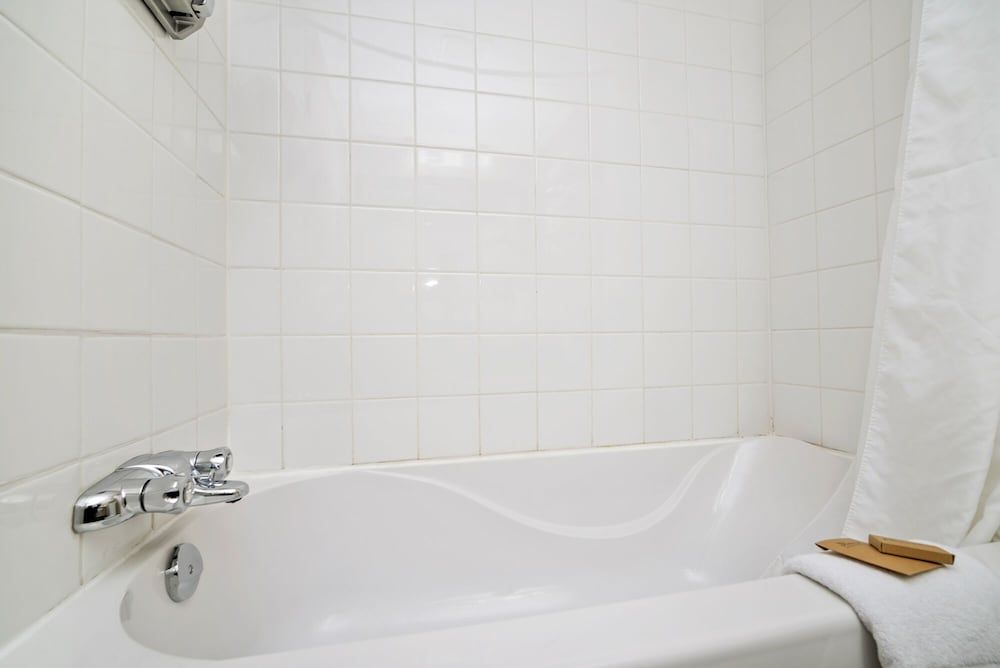 Guest House Inn & Suites Deluxe Room, 1 Queen Bed 2