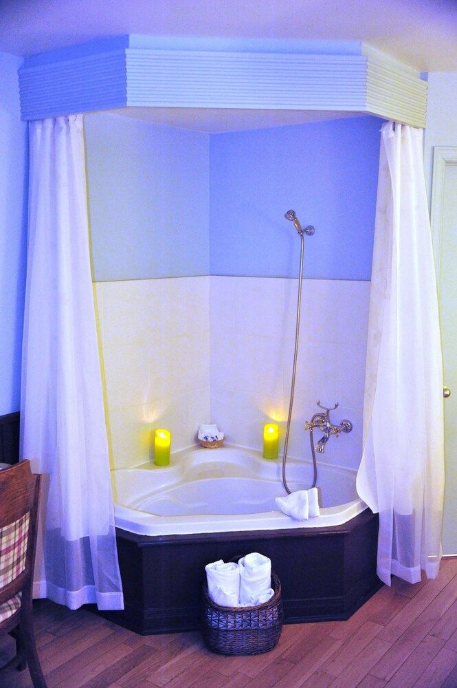 L'Authentique Auberge de Charlevoix Superior Room, River View 7