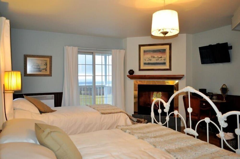 L'Authentique Auberge de Charlevoix Superior Room, River View 3