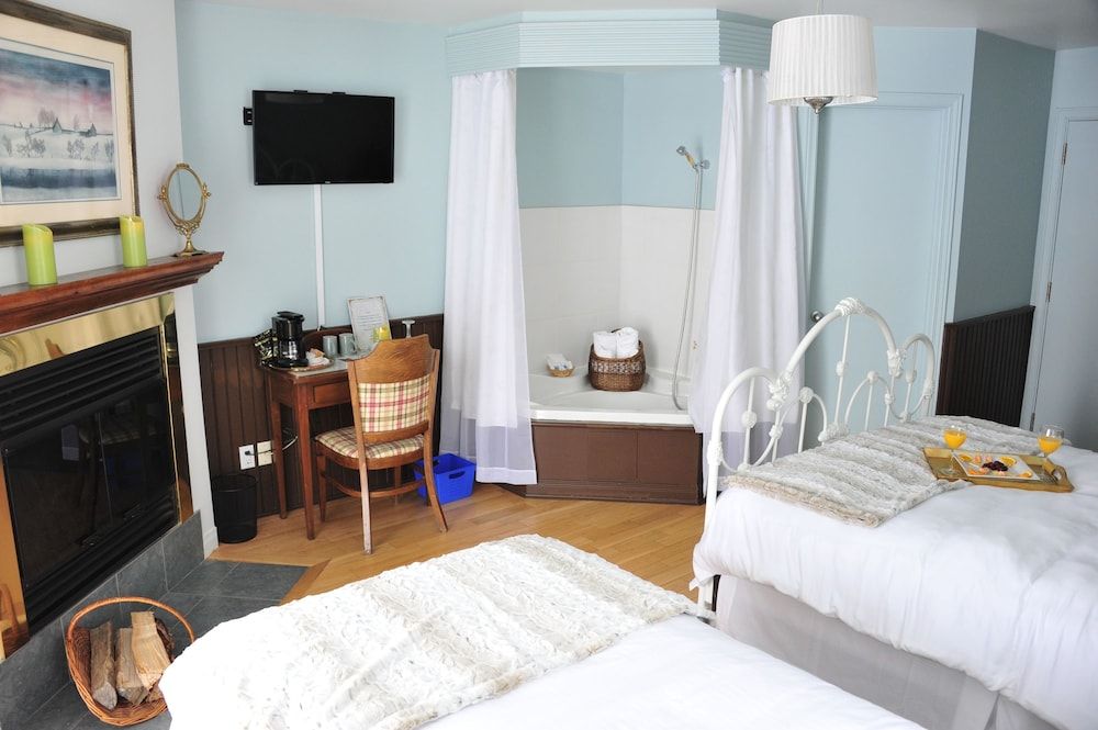 L'Authentique Auberge de Charlevoix Superior Room, River View 8