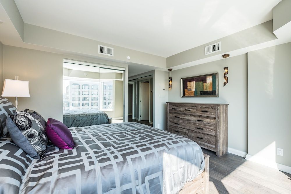 QuickStay - Premium 2bdrm in Yorkville (Yonge & Bloor) Superior Condo, 2 bedrooms and 2.5 bathrooms, City view, Tower 11