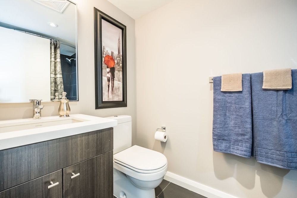 QuickStay - Premium 2bdrm in Yorkville (Yonge & Bloor) Superior Condo, 2 bedrooms and 2.5 bathrooms, City view, Tower 26