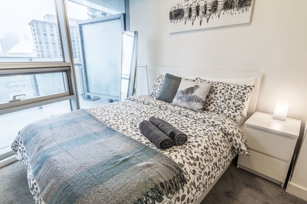 undefined AOC Suites 2 Bedroom Condo, City CN Tower View 4