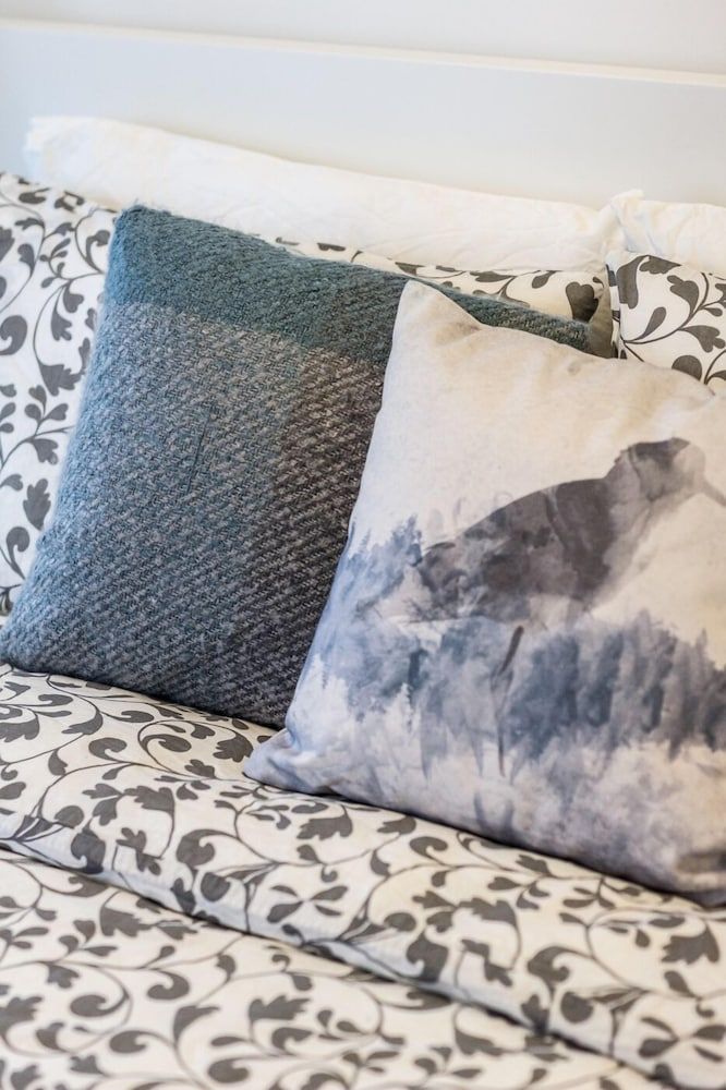 undefined AOC Suites 2 Bedroom Condo, City CN Tower View 9