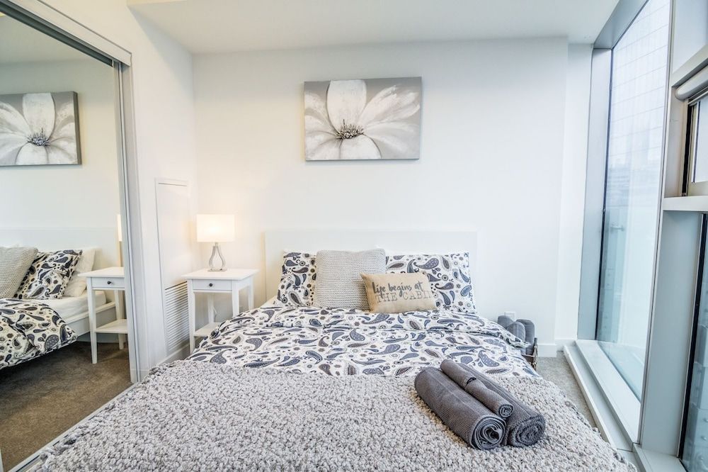 undefined AOC Suites 2 Bedroom Condo, City CN Tower View 3