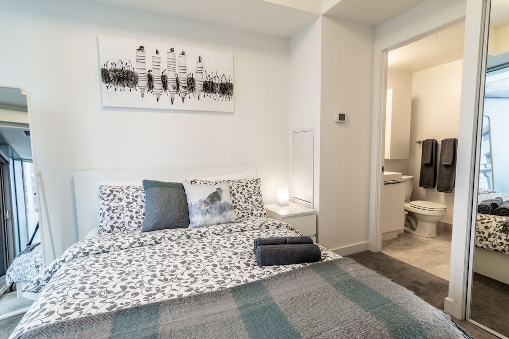 undefined AOC Suites 2 Bedroom Condo, City CN Tower View 2