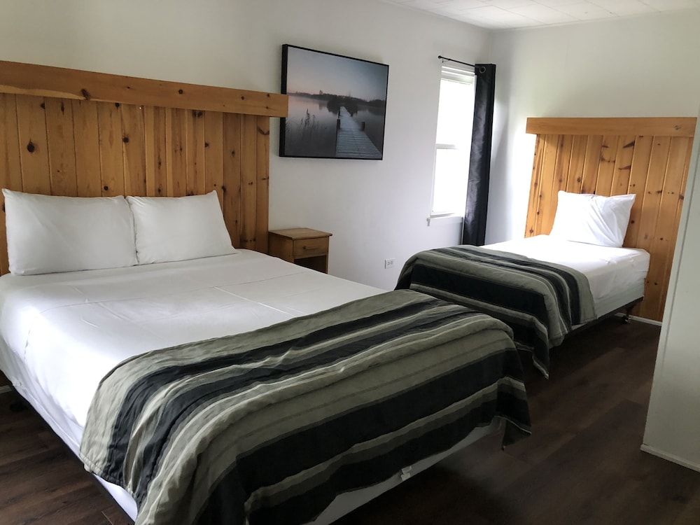 Standard Cabin, 2 Bedrooms, Fireplace, Lake View (Westview)