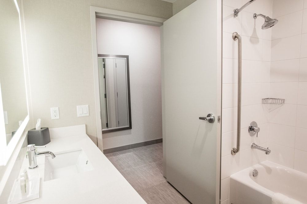 Holiday Inn Calgary South Conference Center by IHG Standard Room, 2 Queen Beds 6