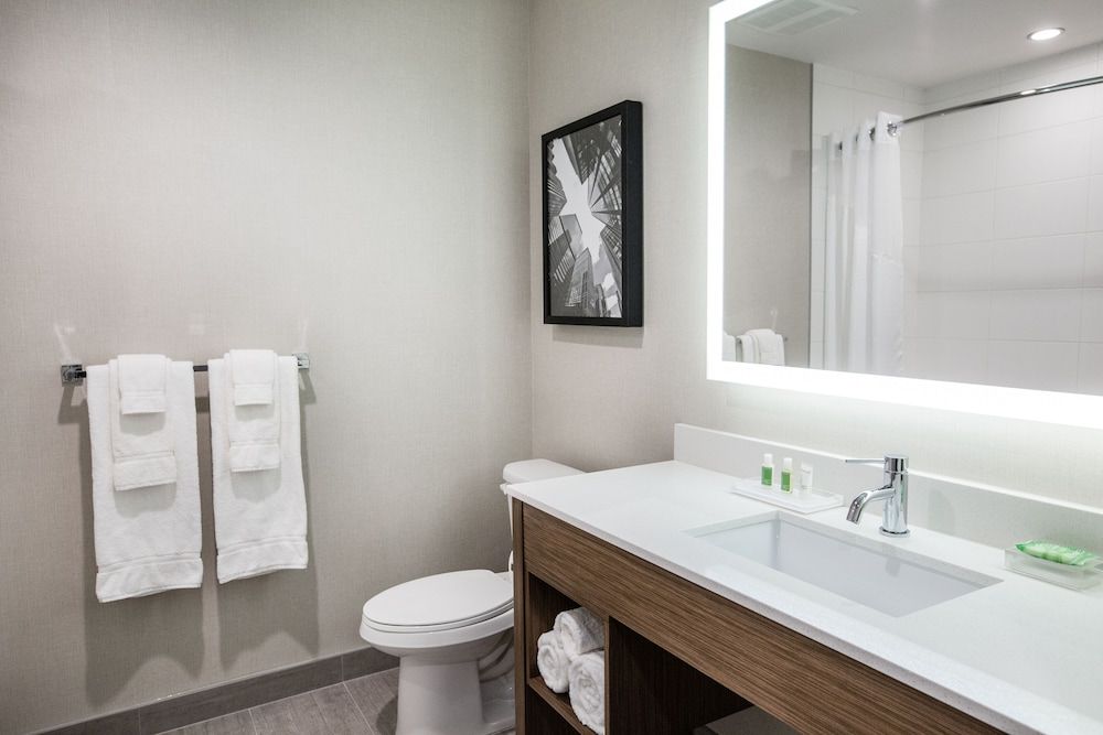 Holiday Inn Calgary South Conference Center by IHG Standard Room, 2 Queen Beds 4