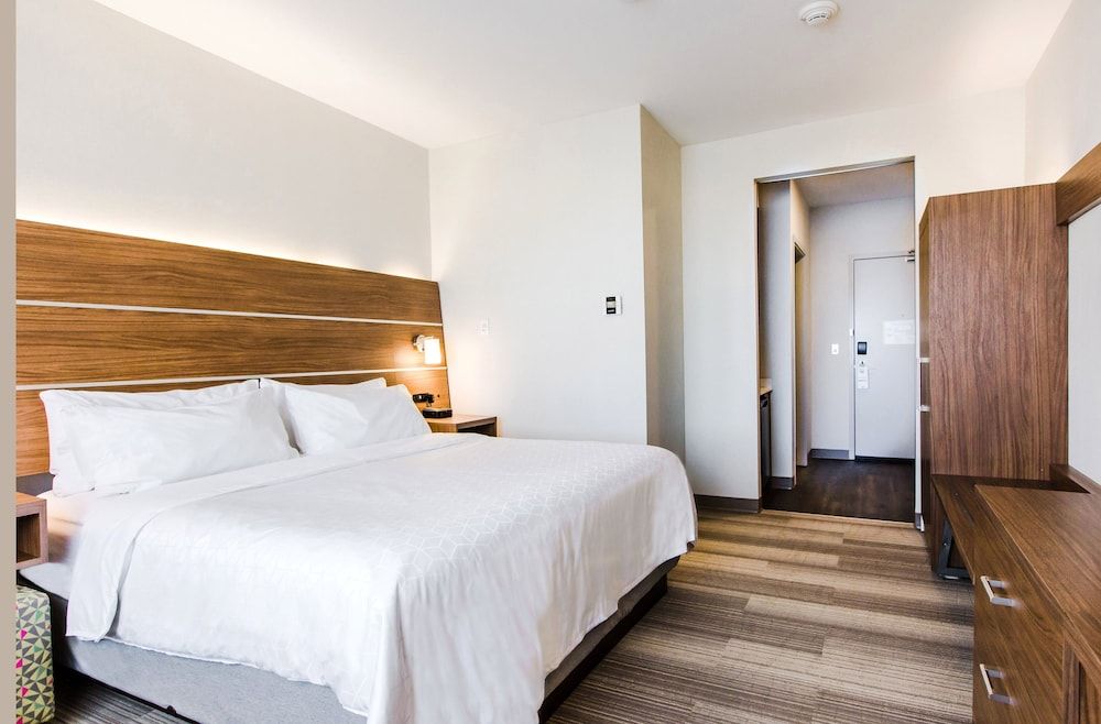 Standard Room, 1 King Bed (Walk-In Shower)
