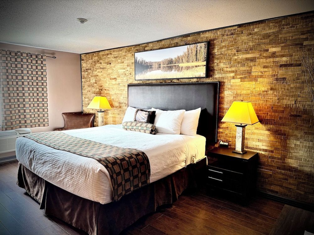 Quality Inn Fort Frances Standard Room, 1 King Bed, Non Smoking 4