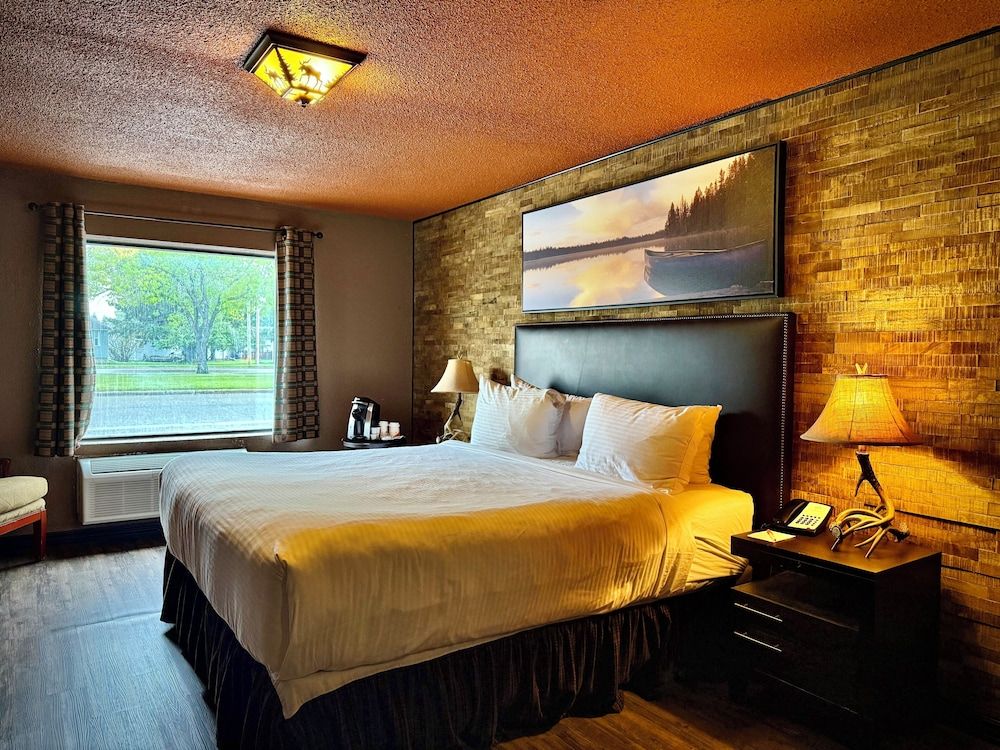 Quality Inn Fort Frances Standard Room, 1 King Bed, Non Smoking 3