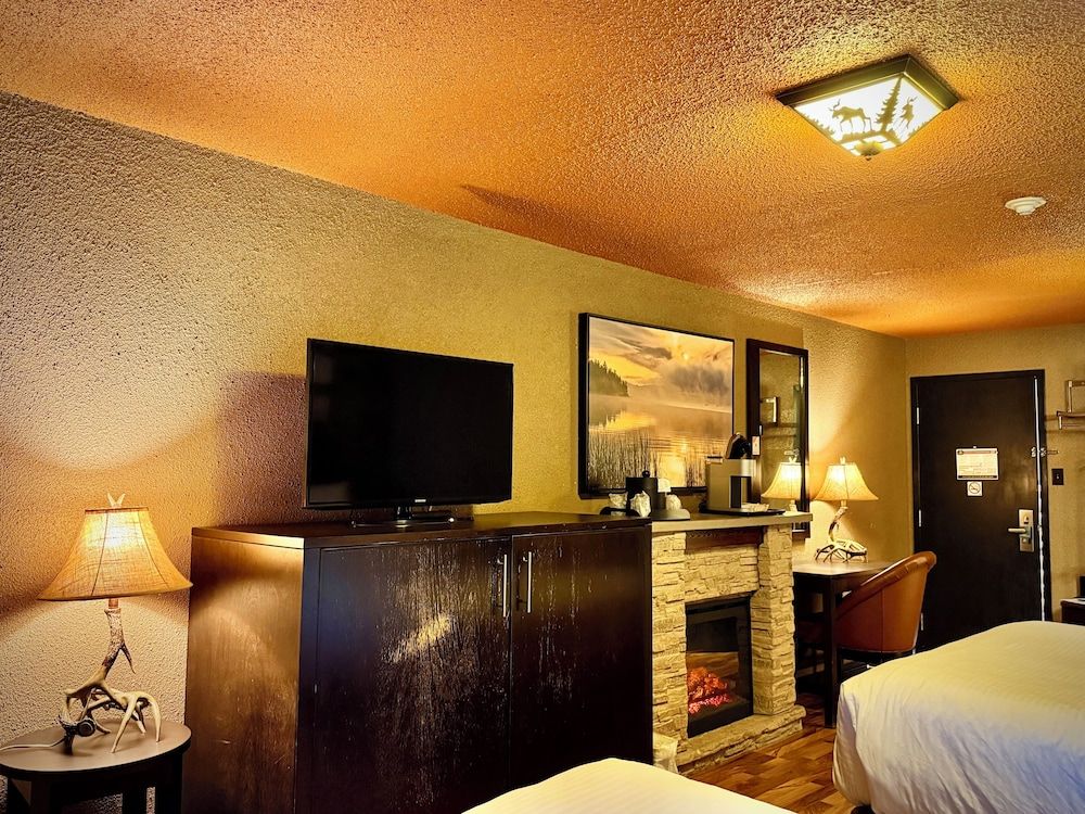 Quality Inn Fort Frances Standard Room, 1 King Bed, Non Smoking 2