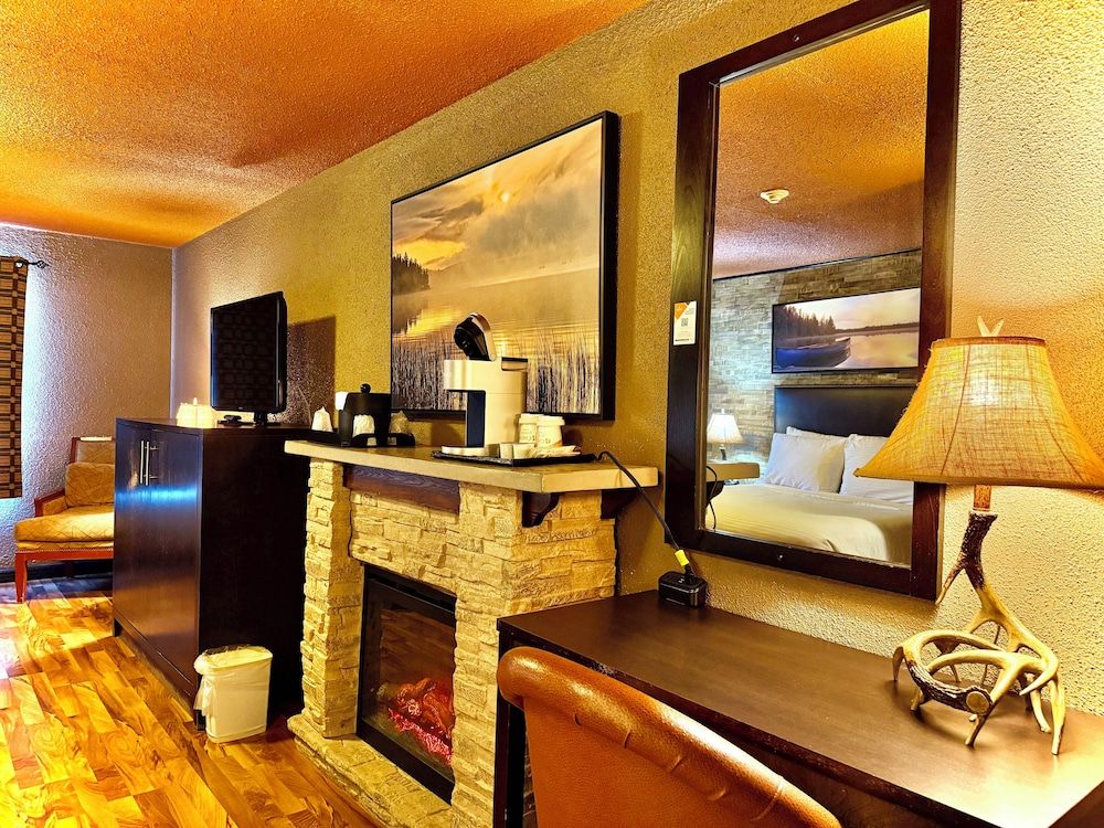 Quality Inn Fort Frances Standard Room, 1 King Bed, Non Smoking 13