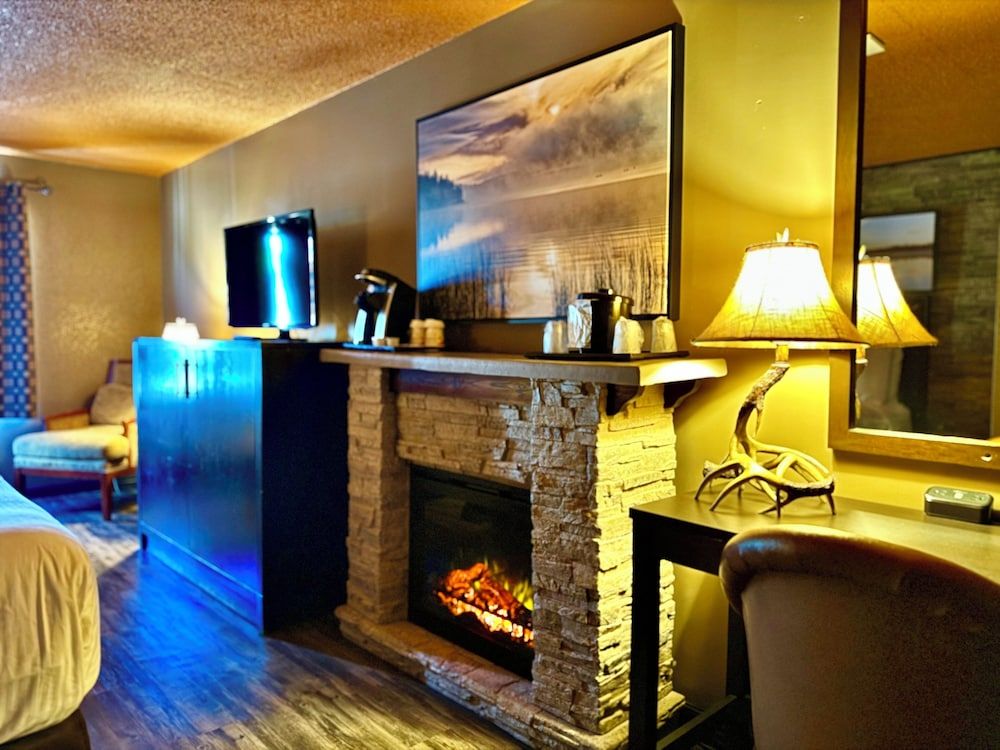 Quality Inn Fort Frances Standard Room, 1 King Bed, Non Smoking 10