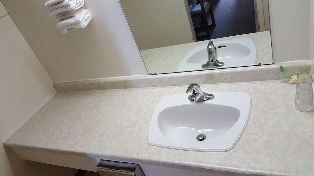 Town N Country Motor Inn Room, 1 Queen Bed 9