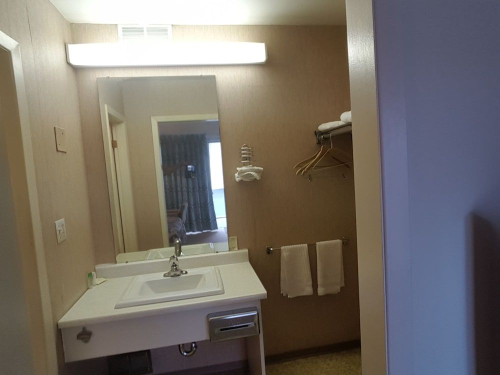 Town N Country Motor Inn Room, 1 Queen Bed 7