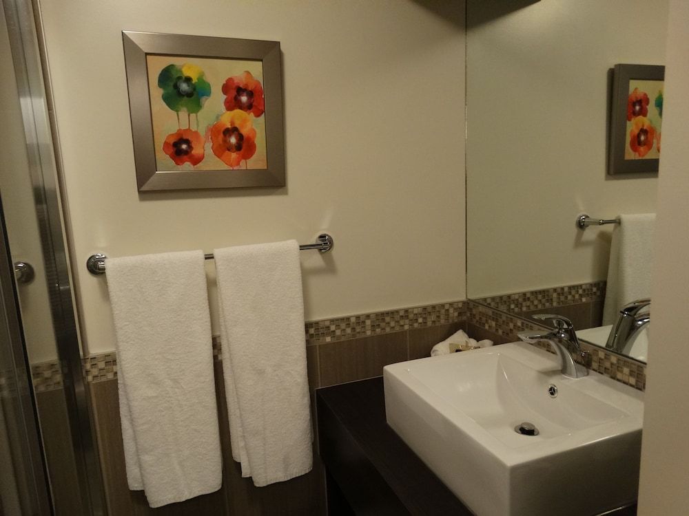 Auberge l'Ambassadeur Standard Room, 1 Queen Bed (Renovated) 2