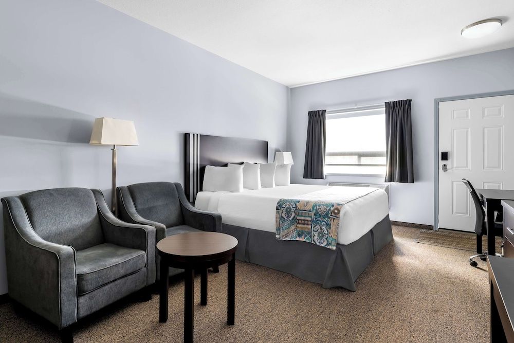 SureStay Studio by Best Western Hardisty Standard Room, 1 King Bed, Non Smoking, Kitchenette (Dining Table) 2