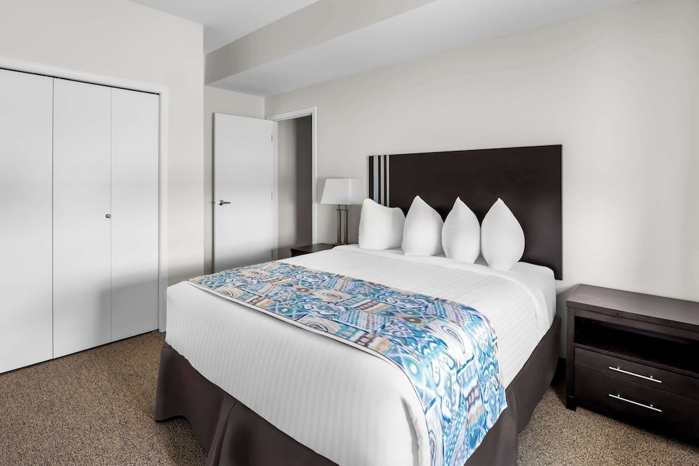 SureStay Studio by Best Western Hardisty Executive Suite, 2 Queen Beds, Kitchen, Ground Floor