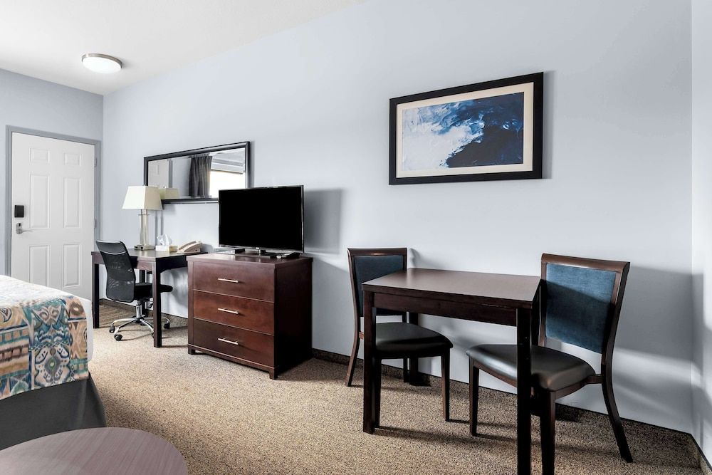 SureStay Studio by Best Western Hardisty Standard Room, 1 King Bed, Non Smoking, Kitchenette (Dining Table) 5