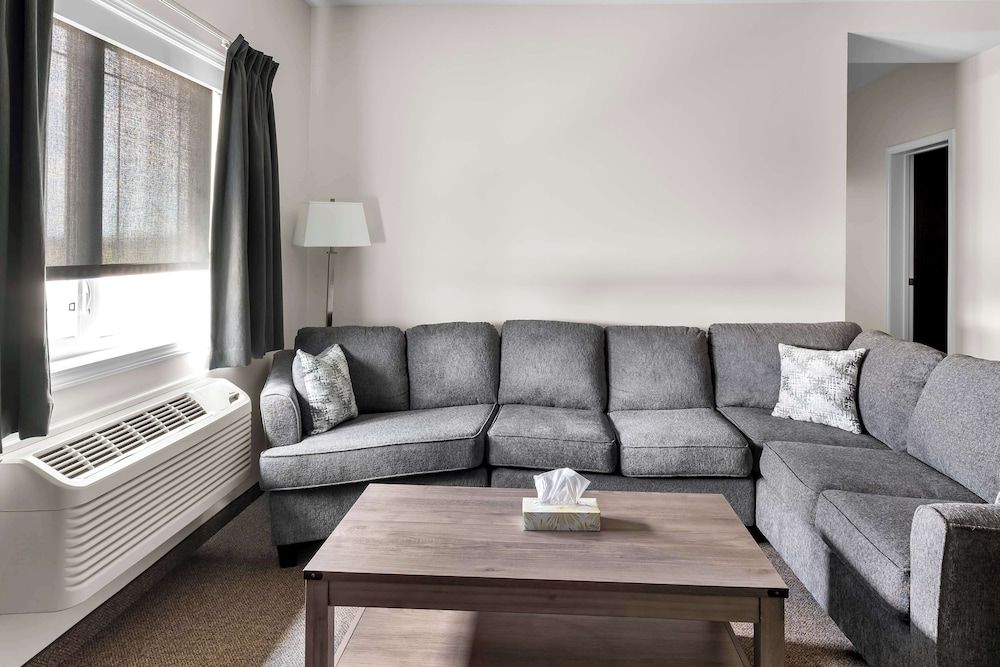 SureStay Studio by Best Western Hardisty Executive Suite, 2 Queen Beds, Kitchen, Ground Floor 5