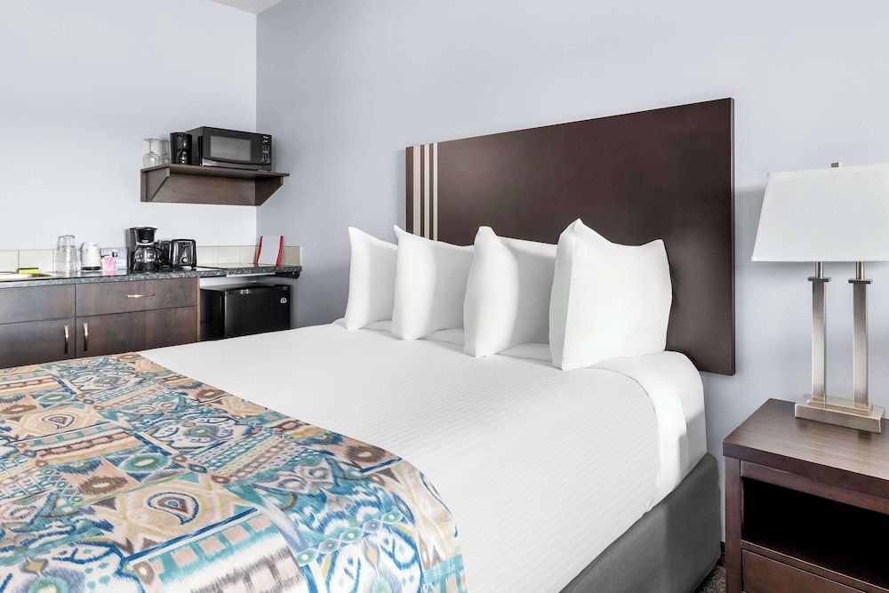 SureStay Studio by Best Western Hardisty Standard Room, 1 King Bed, Non Smoking, Kitchenette (Dining Table) 3