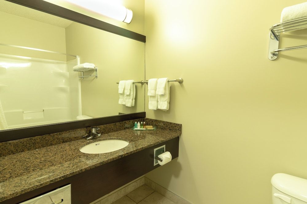 BCMInns Lac La Biche Deluxe Studio Suite 4