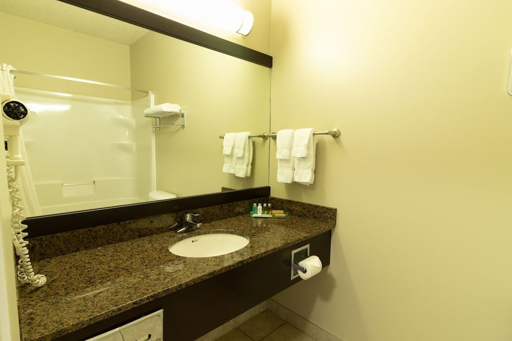 BCMInns Lac La Biche Room, 2 Queen Beds, Non Smoking 4