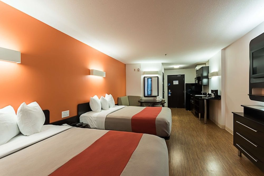 Motel 6 Moosomin, SK Deluxe Room, 2 Queen Beds, Non Smoking, Kitchenette 3