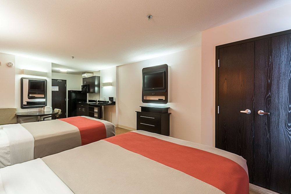 Motel 6 Moosomin, SK Deluxe Room, 2 Queen Beds, Non Smoking, Kitchenette 4