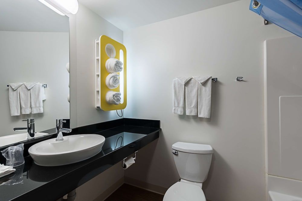 Motel 6 Moosomin, SK Deluxe Room, 1 King Bed, Non Smoking, Kitchenette 4