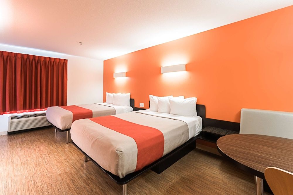 Motel 6 Moosomin, SK Deluxe Room, 2 Queen Beds, Non Smoking, Kitchenette 5