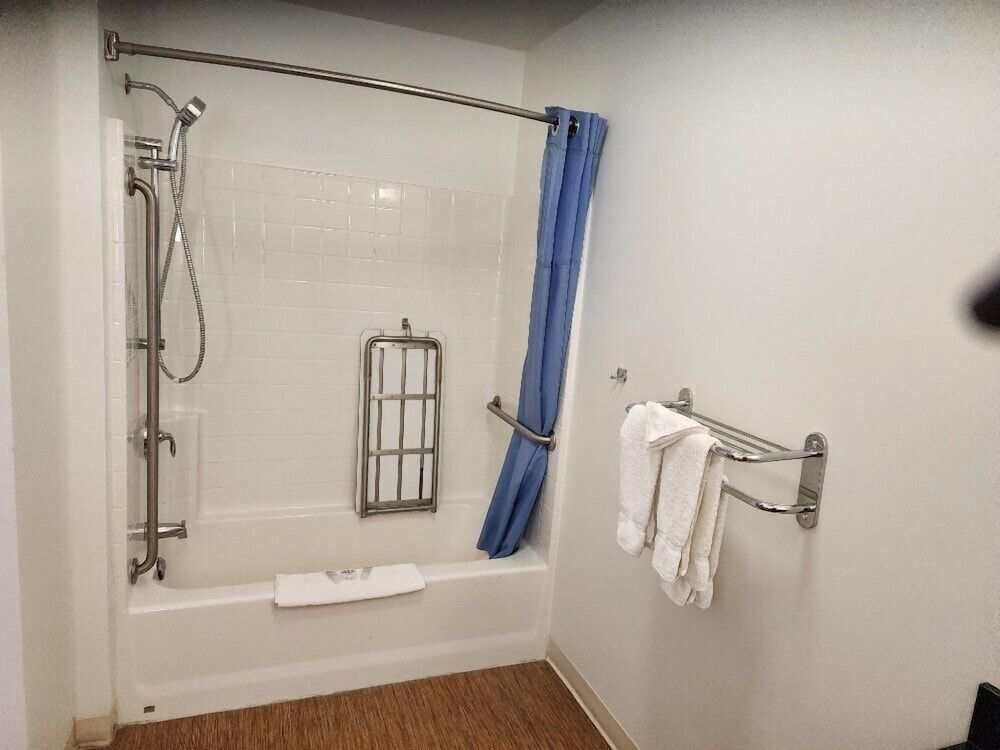 Motel 6 Moosomin, SK Deluxe Room, 1 Queen Bed, Accessible, Non Smoking 5