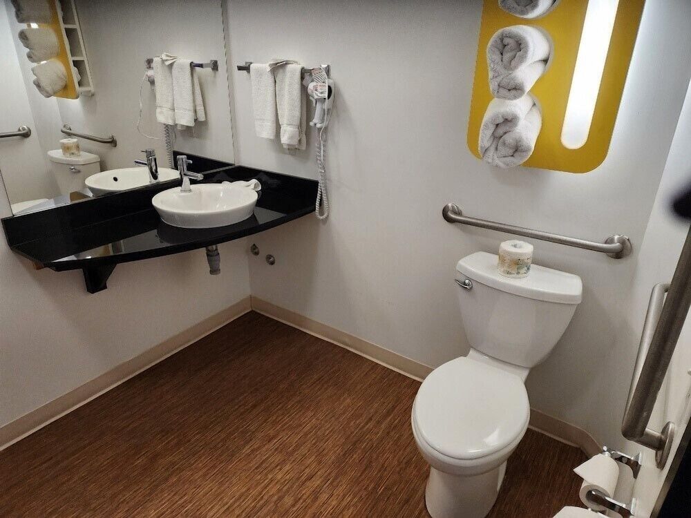 Motel 6 Moosomin, SK Deluxe Room, 1 Queen Bed, Accessible, Non Smoking 4