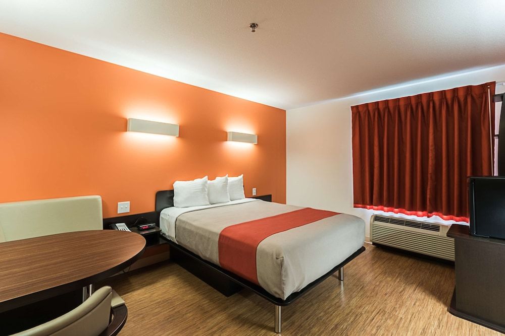 Motel 6 Moosomin, SK Deluxe Room, 1 Queen Bed, Accessible, Non Smoking