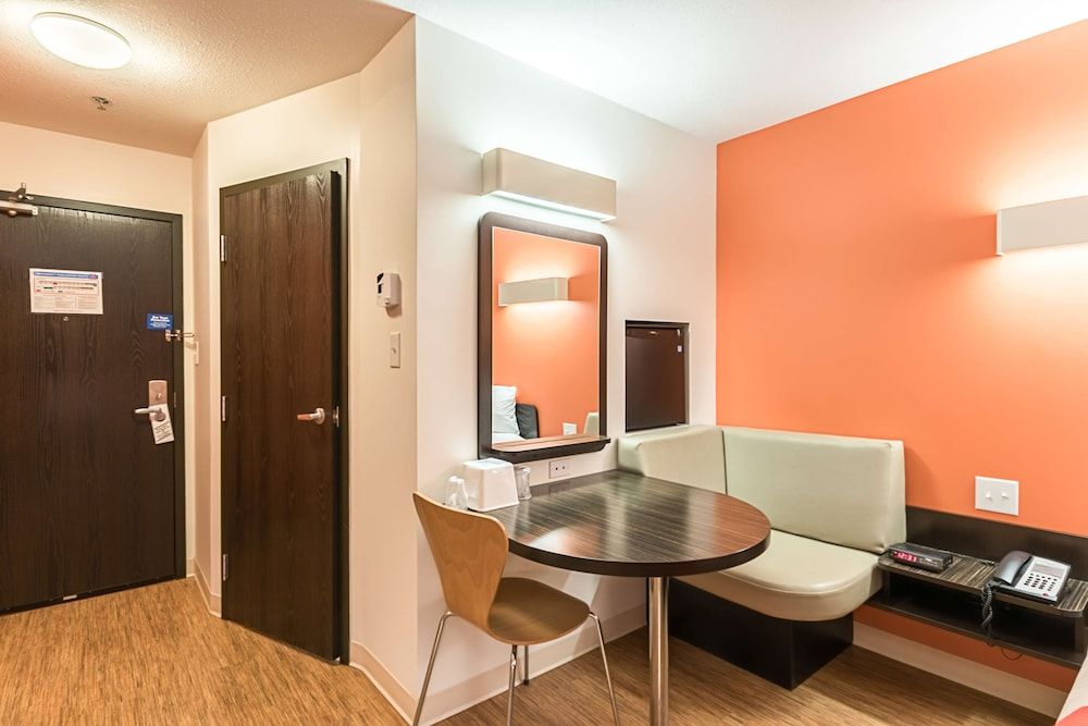 Motel 6 Moosomin, SK Deluxe Room, 1 King Bed, Non Smoking, Kitchenette 5