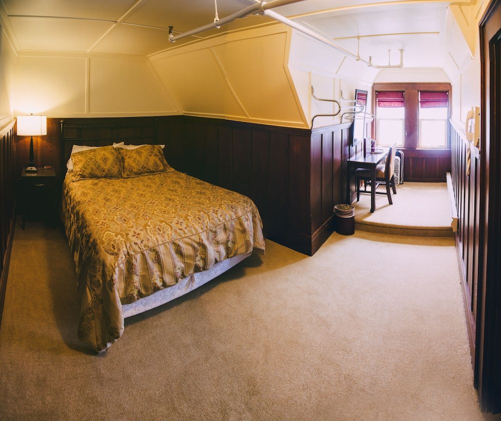 Prince of Wales Hotel 5th Floor Lakeside Queen