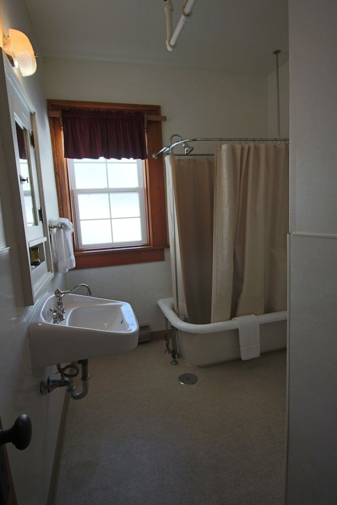 Prince of Wales Hotel 5th Floor Lakeside Queen 4