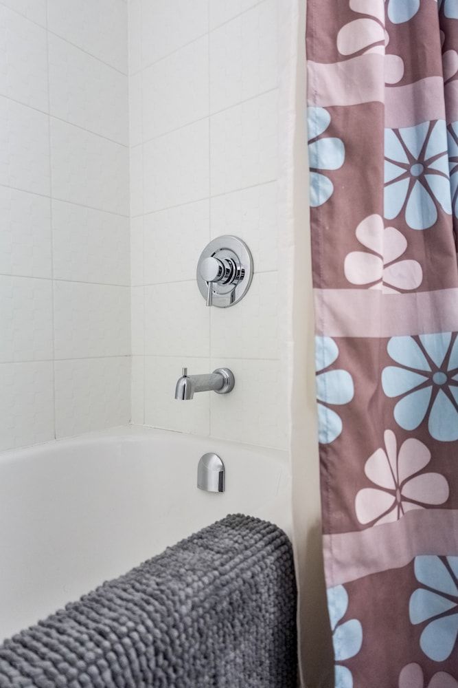 Deep Soaking Bathtub