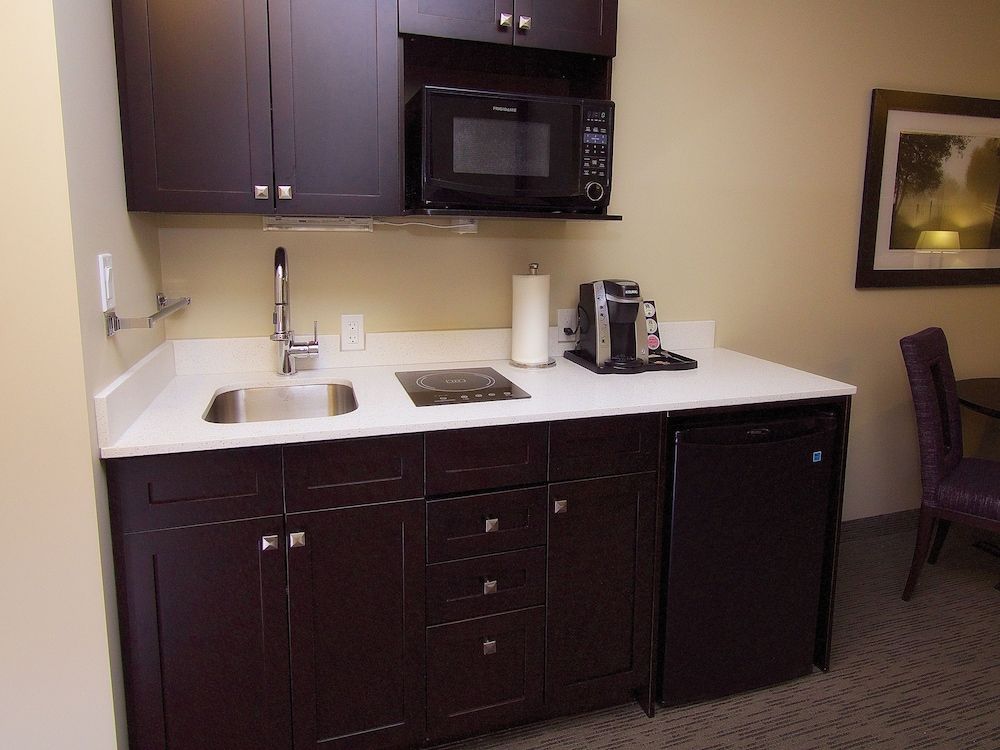 The Kanata by BCMInns Blairmore Deluxe Room, 2 Queen Beds, Kitchenette 6