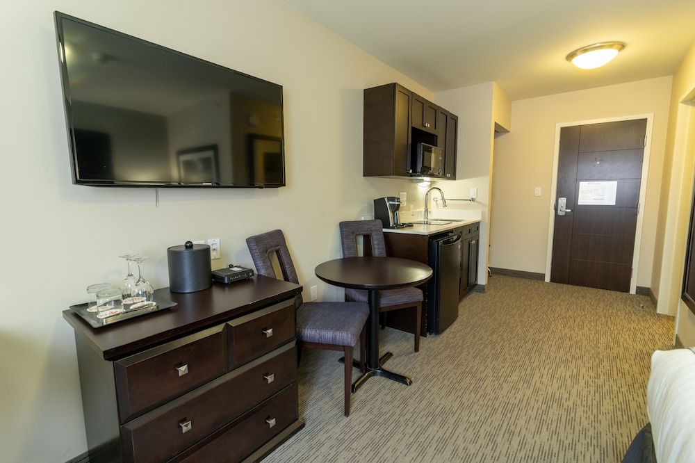 The Kanata by BCMInns Blairmore Deluxe Room, 2 Queen Beds, Kitchenette 5