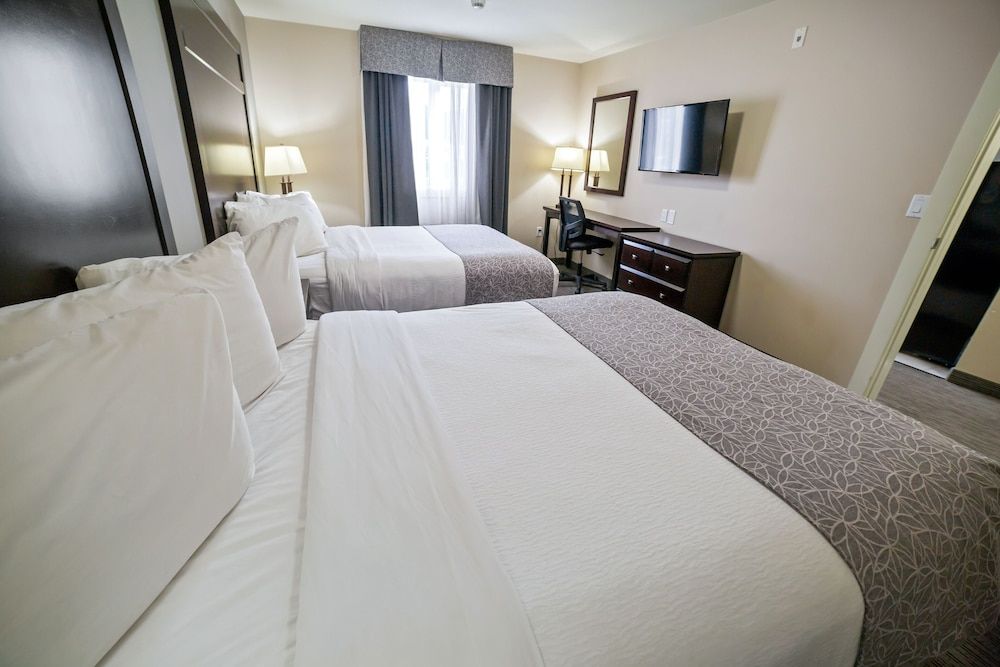 The Kanata by BCMInns Blairmore Deluxe Room, 2 Queen Beds, Kitchenette 3