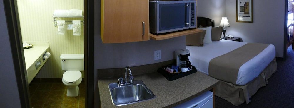Suite, 1 King Bed, Refrigerator & Microwave