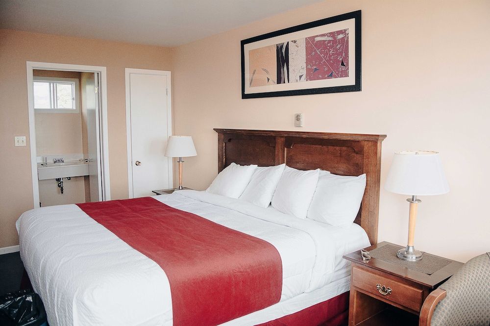 Ceilidh Country Lodge Larger Room with King Bed, Lake View