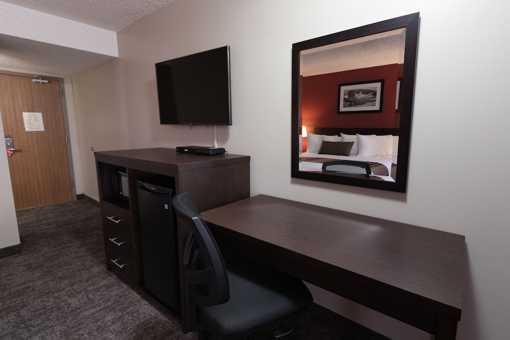 BCMInns Lloydminster Deluxe Single Room, 1 King Bed, Refrigerator & Microwave 5