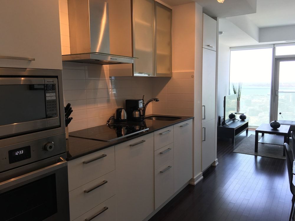 TO Stays - York and Lakeshore Premier Condo, 1 Queen Bed, Kitchen 6