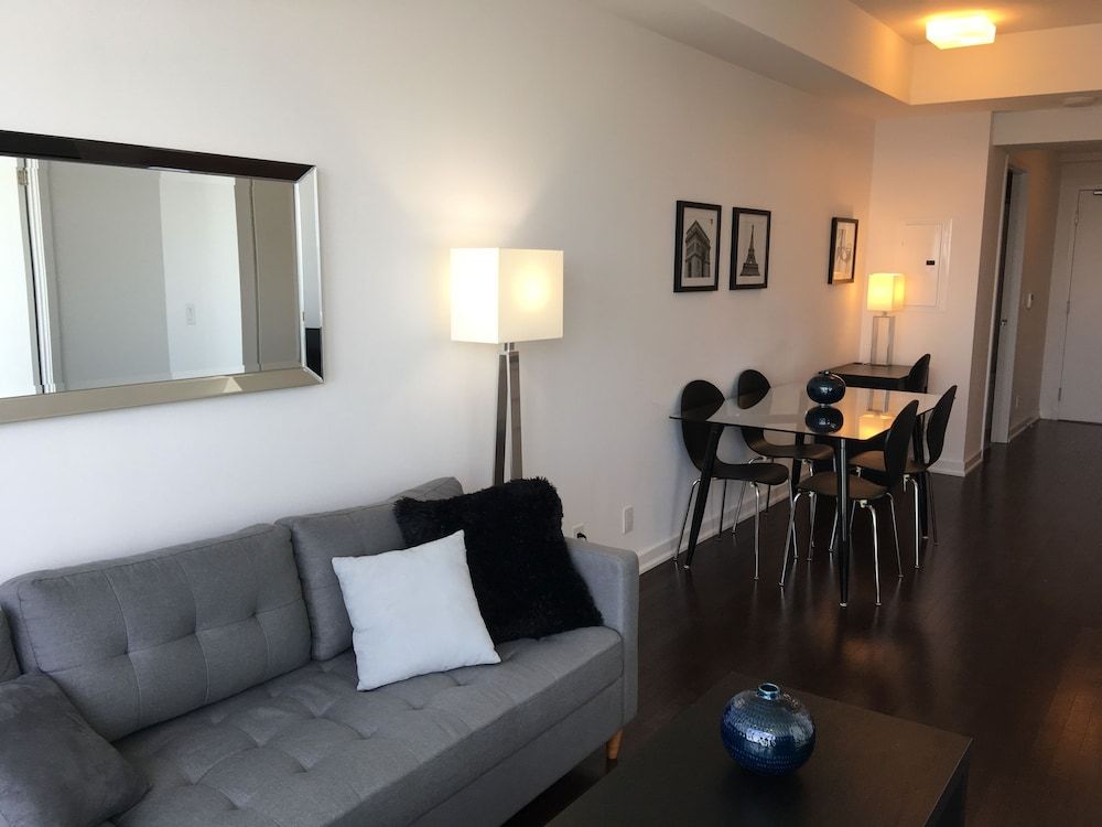 TO Stays - York and Lakeshore Premier Condo, 1 Queen Bed, Kitchen 2